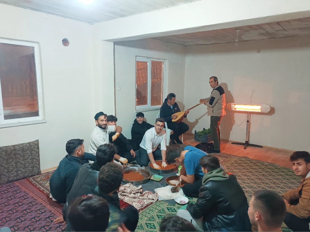ARDIÇKAYA KÖYÜNDE KÖY İMAMLARI VE MUHTARI İLE KÖYÜN GENÇLERİ ÇİĞKÖFTE ETKİNLİĞİ DÜZENLEDİ