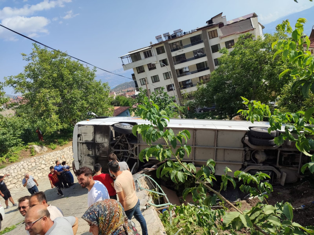Ermenek’te Tur Otobüsü Devrildi 3’ü ağır 26 kişi yaralandı 